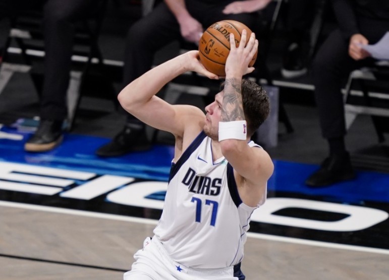  东契奇三双助独行侠轻取开拓者迎五连胜  