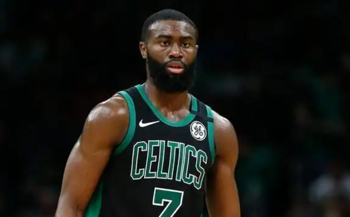  杰伦布朗末节接管比赛，凯尔特人险胜猛龙巩固排名