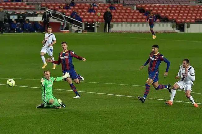  莱切主场坚韧防守逼平意甲传统豪强