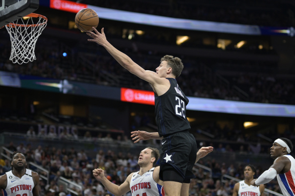  班凯罗关键盖帽，魔术主场险胜活塞